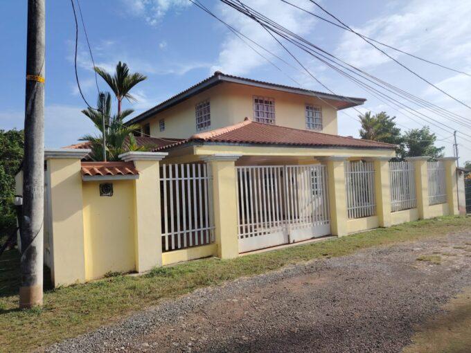 FOR SALE WONDERFUL DUPLEX HOUSE IN LA CHORRERA, LA HERRADURA.