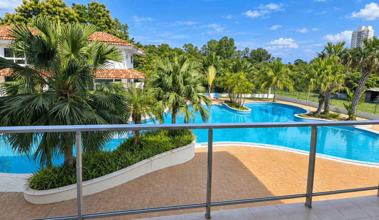 Balcón con piscina y jardines tropicales