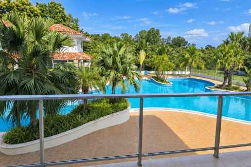 Balcon con piscina y jardines tropicales