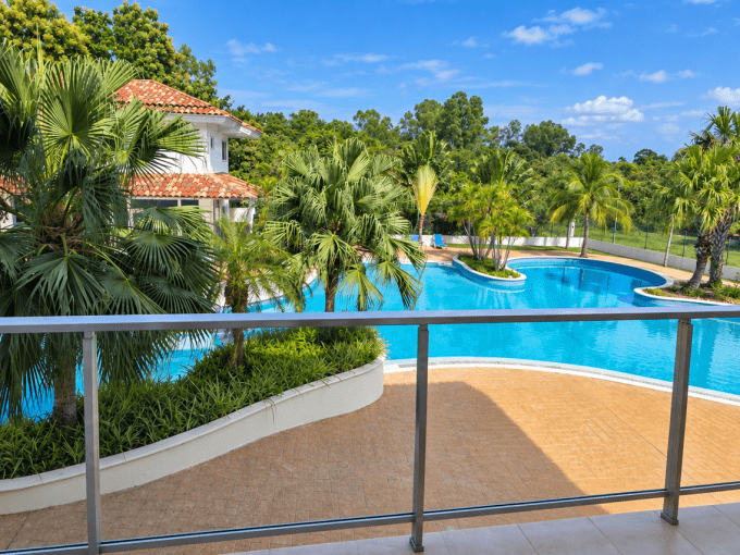 Balcon con piscina y jardines tropicales