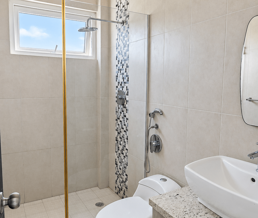 Baño luminoso con detalles dorados