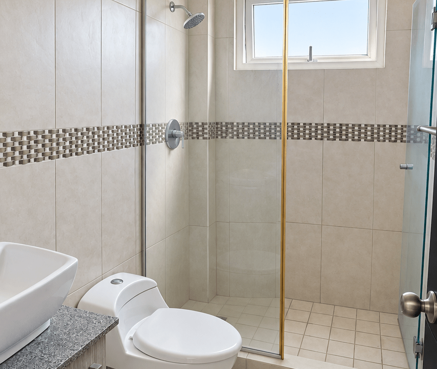 Baño luminoso con ducha enmarcada