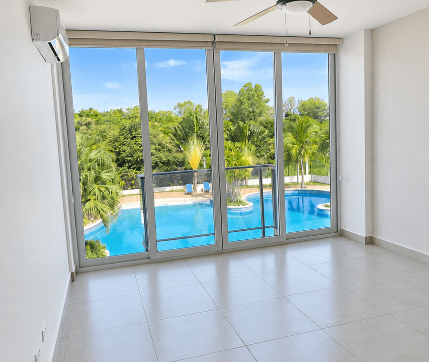 Habitación vacía con vista a la piscina