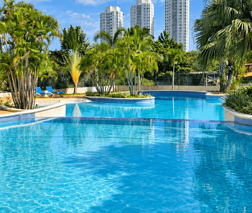 Piscina residencial con torres en el horizonte (2)