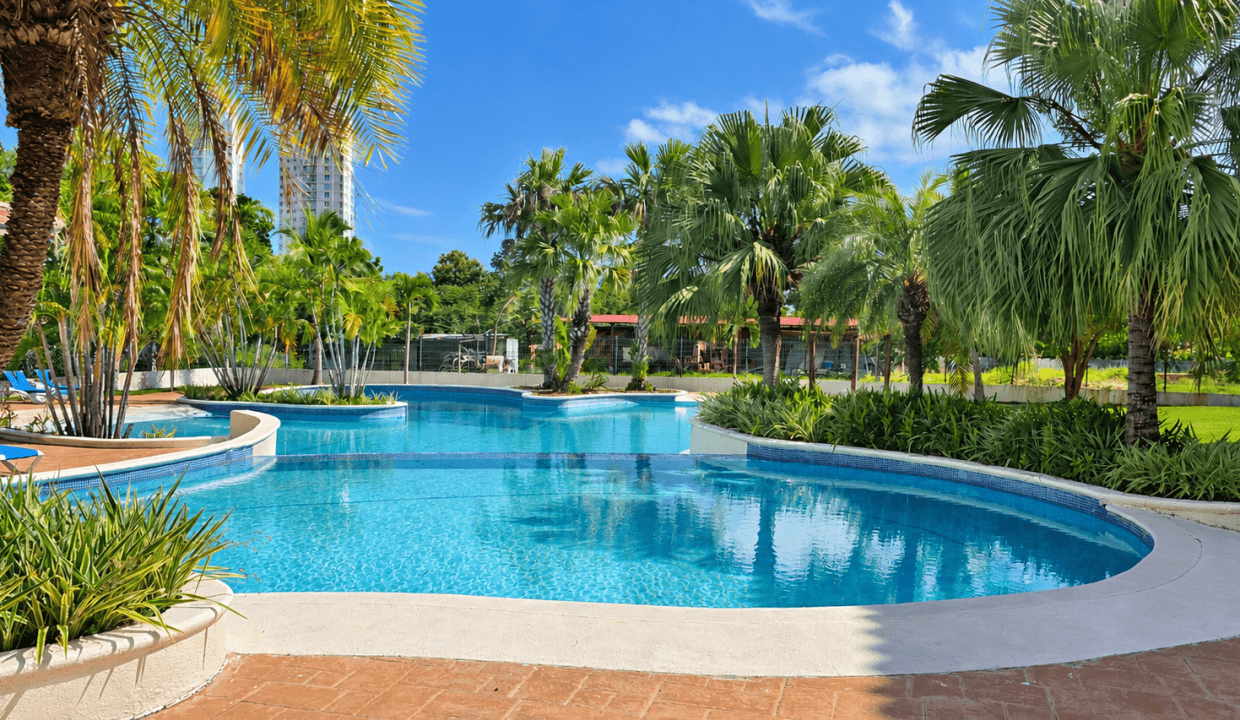 Piscina tropical con terraza impecable (2)